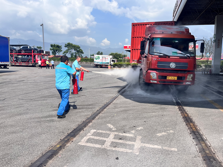 蜀交中油公司鄰水加油站化解車輛險情.jpg