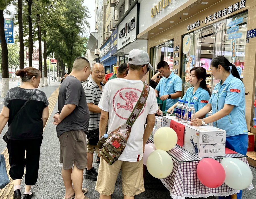 蜀交中油公司川北片區黨員小分隊瞄準商機 助“燃”非油銷售.jpg