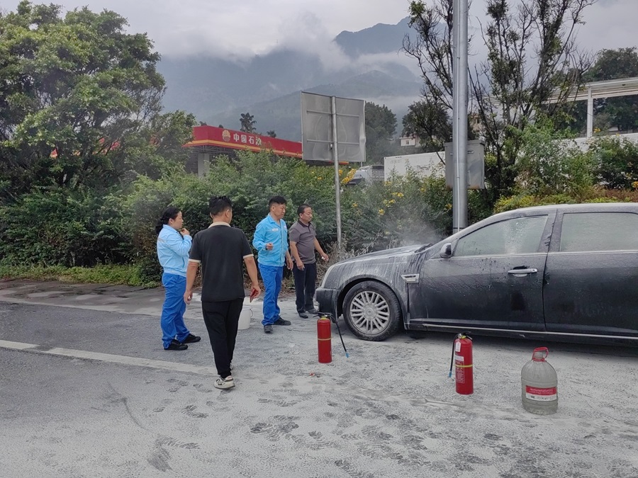 9月30日，德昌加油站成功化解一起車輛自燃險情.jpg